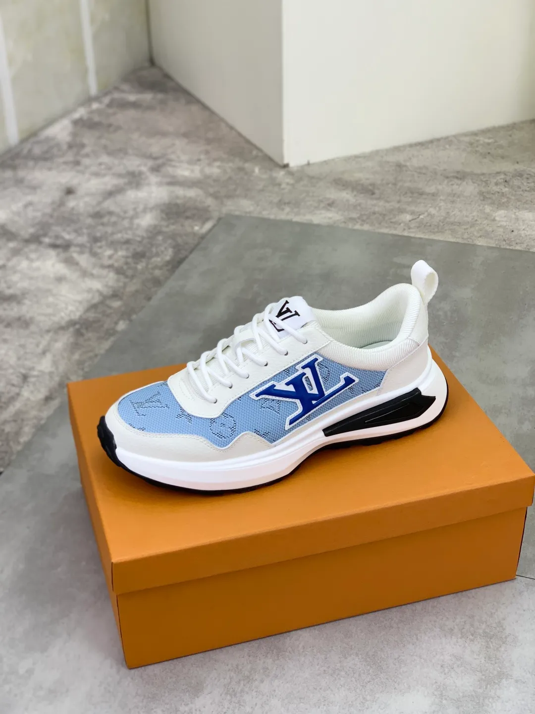 Men's shoes 💰P460 💰 [New model] 🆘 The latest model from LV official website 🎁 Casual and fashionable men's shoes 👟 Hot style 💥 Simple and elegant style, exclusive for trendy men. Unique latest brand elements from the official website 👑 Original decoration, fashionable and generous, the fabric is made of original calfskin ➕ Comfortable and breathable mesh lining ➕ Pigskin lining ✅The official website specifies wear-resistant casual outsole, the classic model is taken in real life🎬Color: 3️⃣colors available😍Number of codes: 38-44 (45 46 customized)